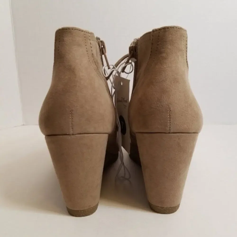 NWT Universal Thread Sz 9.5 BESSIE Tan Wedge Boots Bootie